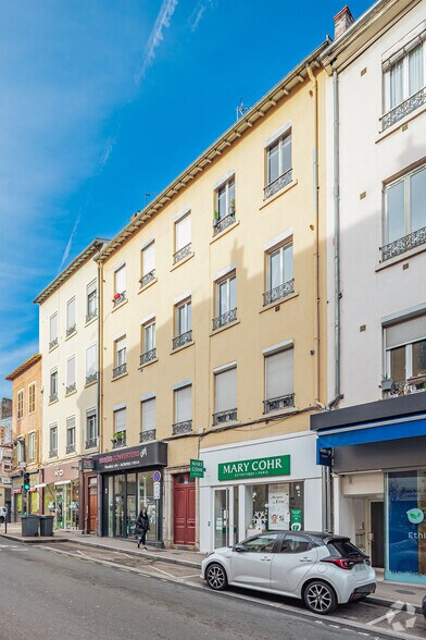Retail in Oullins for lease - Building Photo - Image 2 of 2