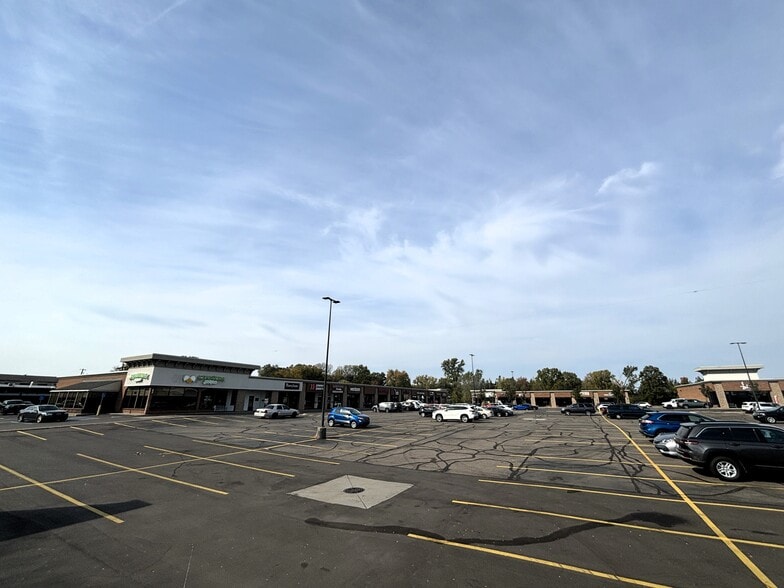 27841-27909 Orchard Lake Rd, Farmington Hills, MI for lease - Building Photo - Image 3 of 12