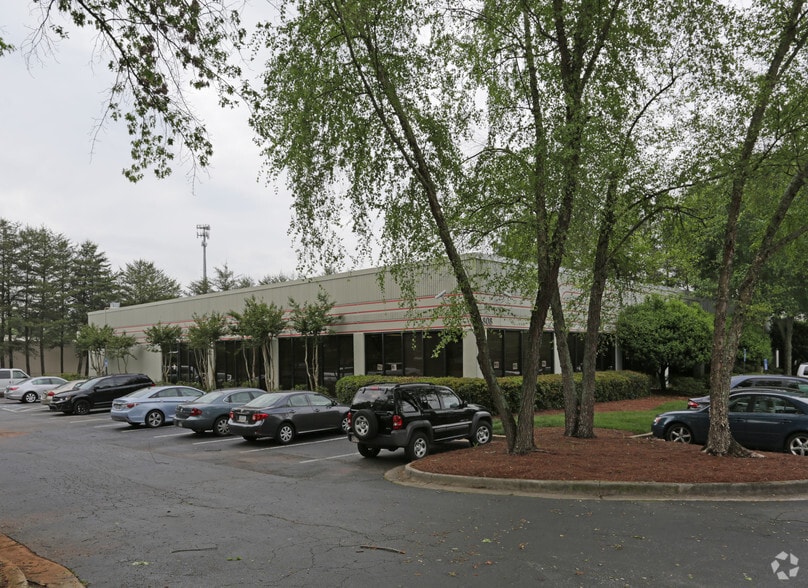 808 Park North Blvd, Clarkston, GA for lease - Building Photo - Image 1 of 23