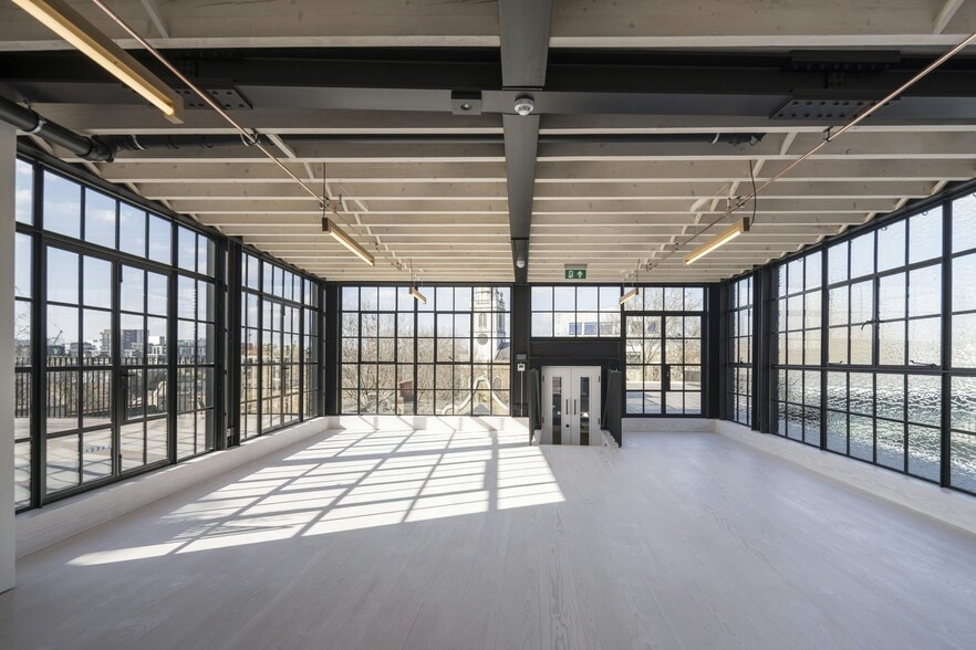 10-11 Clerkenwell Green, London for lease - Building Photo - Image 2 of 32