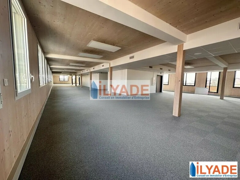 10 Place Bougainville, Marseille for lease - Interior Photo - Image 2 of 7