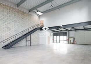 Flex in Éragny for lease Interior Photo- Image 1 of 1