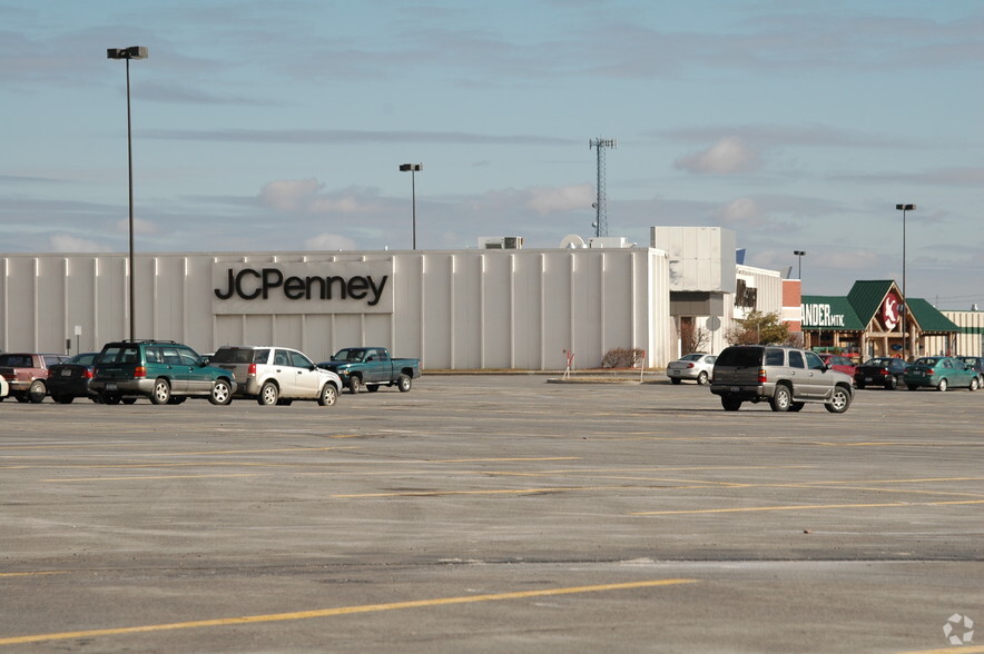 21182 Salmon Run Mall Loop W, Watertown, NY for lease - Building Photo - Image 2 of 7