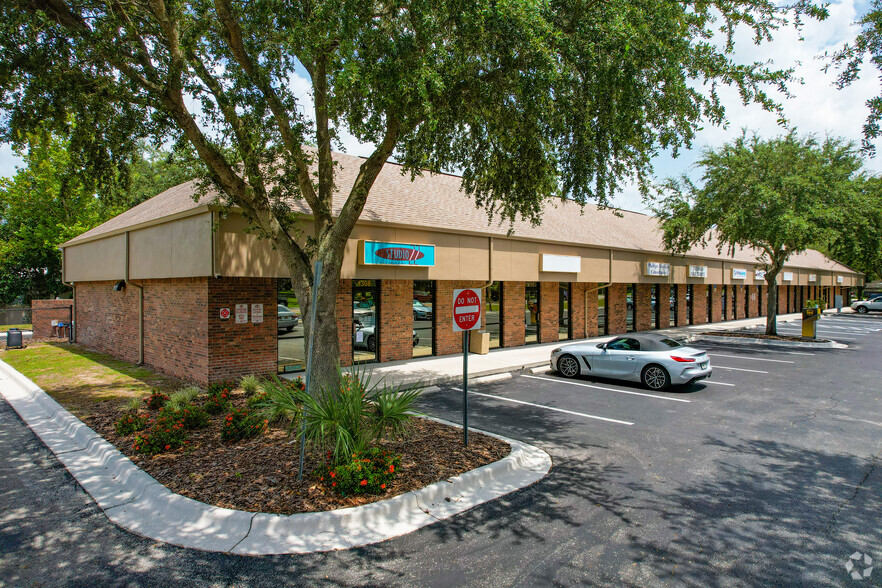 1326 E Lumsden Rd, Brandon, FL for lease - Primary Photo - Image 1 of 7