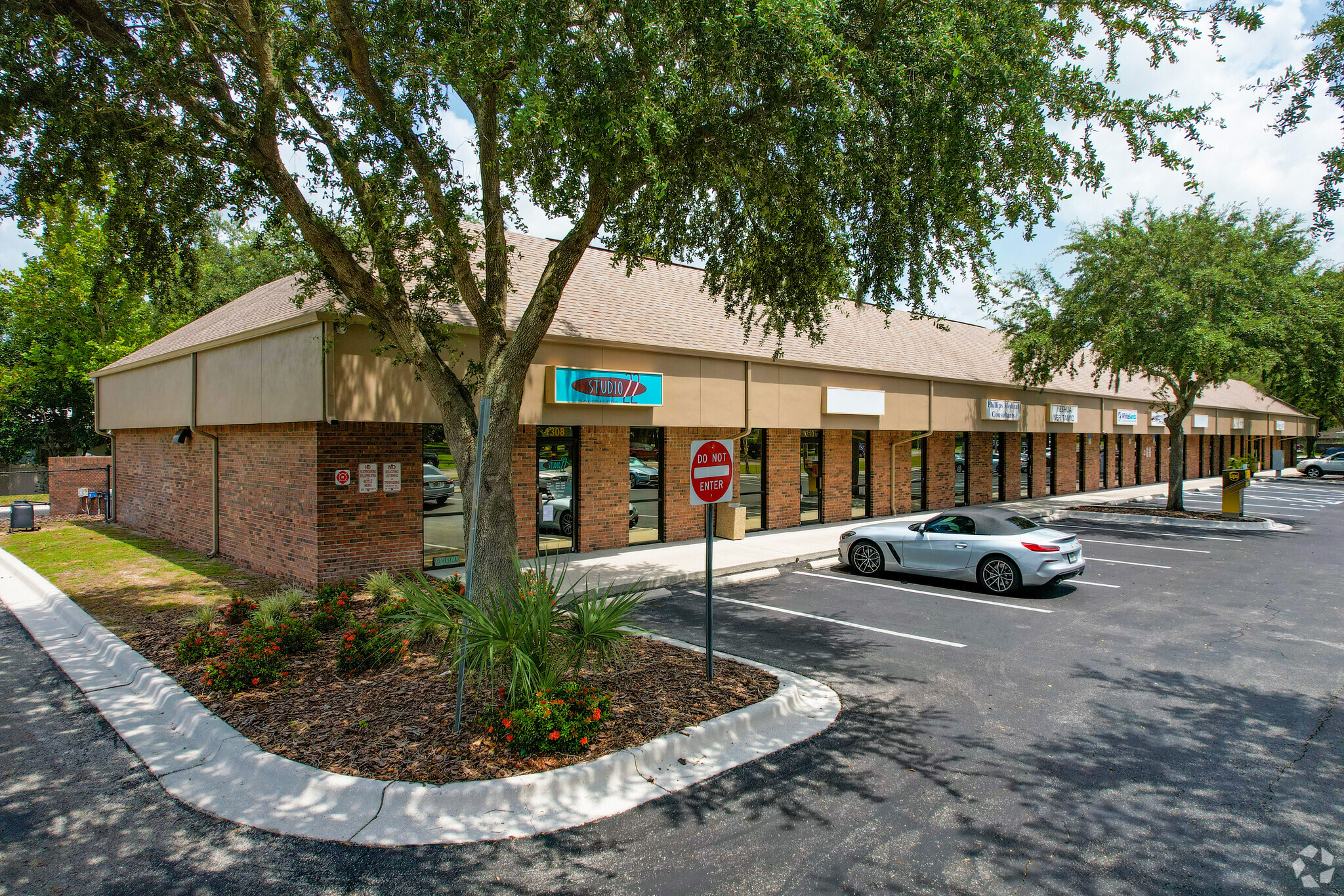 1326 E Lumsden Rd, Brandon, FL for lease Primary Photo- Image 1 of 8