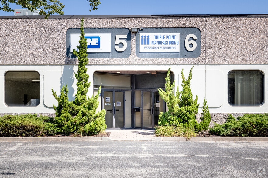 1371 Church St, Bohemia, NY for lease - Building Photo - Image 2 of 10