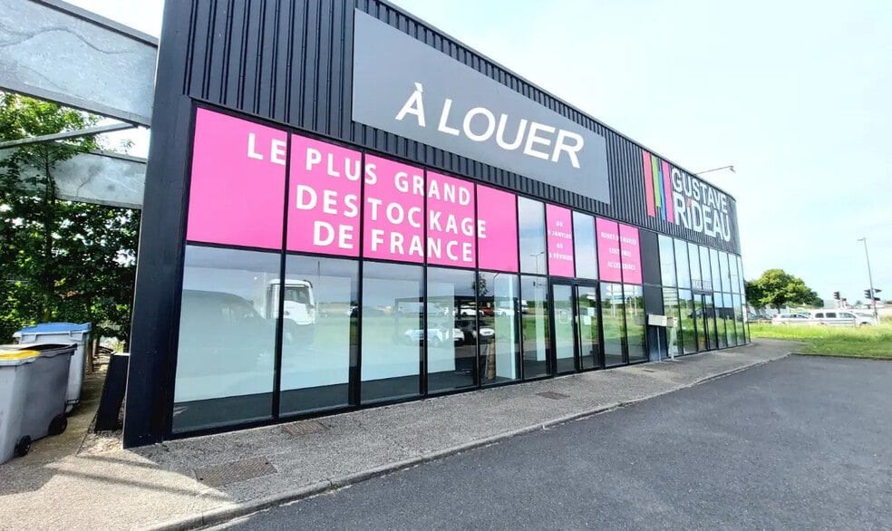 Retail in Poitiers for lease - Building Photo - Image 1 of 3