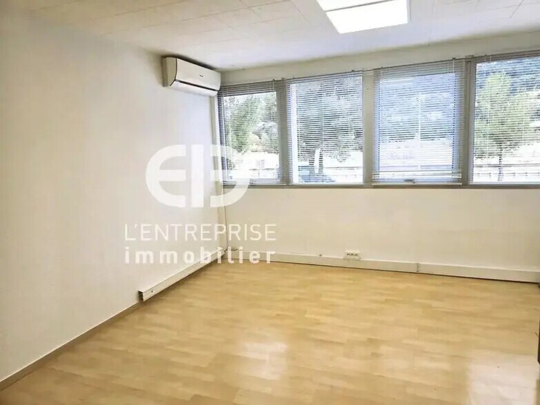 Office in Carros for lease - Interior Photo - Image 3 of 7