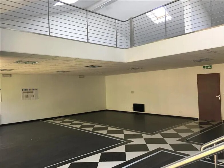 Office in Torcy for lease - Interior Photo - Image 2 of 9