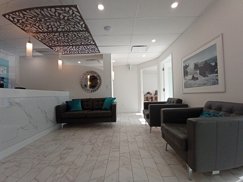 69 Kempster Ave, Ottawa, ON for lease - Interior Photo - Image 3 of 18