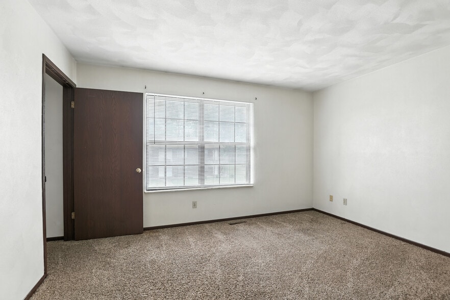 Pheasantwood Apartments portfolio of 12 properties for sale on LoopNet.com - Building Photo - Image 2 of 28