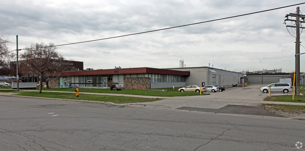 68 Railside Rd, Toronto, ON for lease - Building Photo - Image 2 of 12