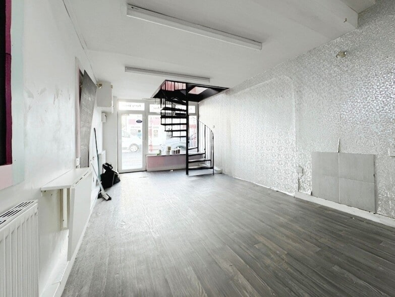 8A-B High St, Rhyl for sale - Interior Photo - Image 3 of 9