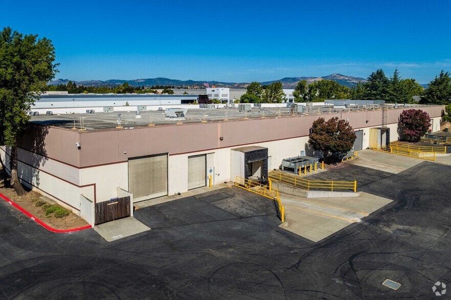 2351 N Watney Way, Fairfield, CA for lease - Building Photo - Image 3 of 5