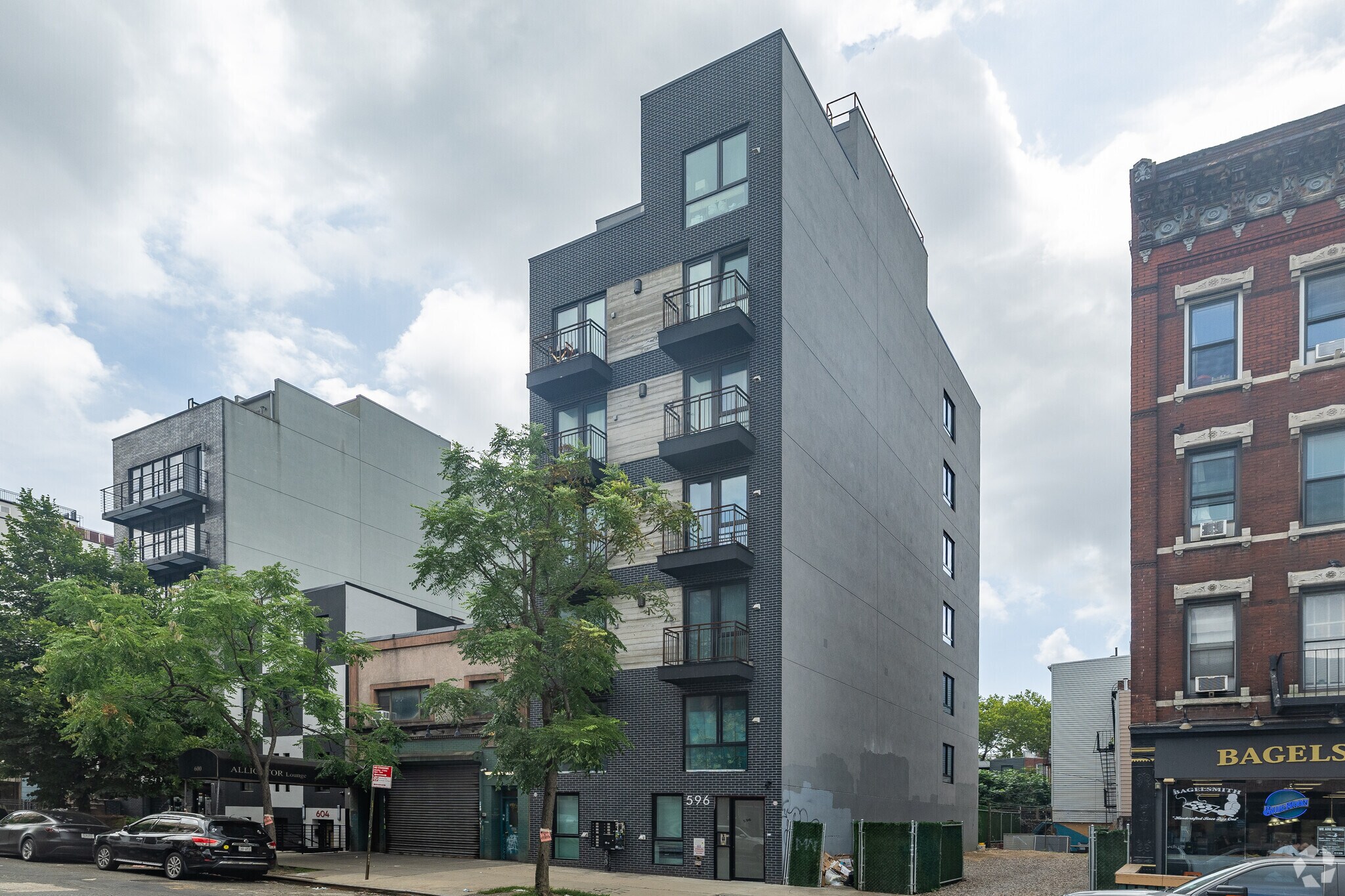 596 Metropolitan Ave, Brooklyn, NY for sale Primary Photo- Image 1 of 1