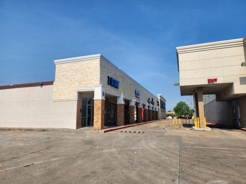 1028 W Camp Wisdom Rd, Dallas, TX for lease - Building Photo - Image 2 of 3