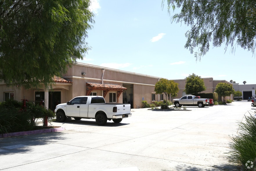 521 W Avenue L, Calimesa, CA for lease - Building Photo - Image 2 of 2