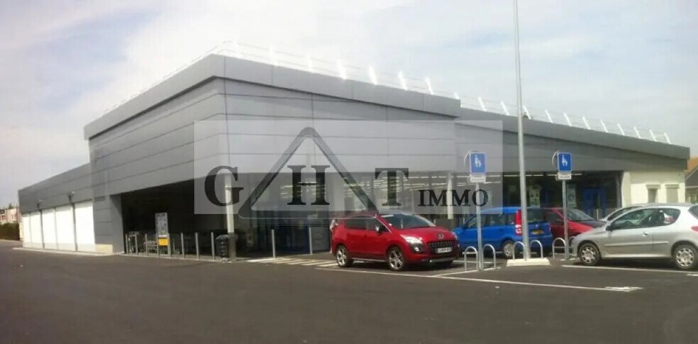 Retail in Mareuil-lès-Meaux for lease - Building Photo - Image 1 of 2