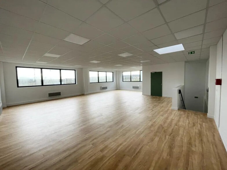 Flex in Vaulx-en-Velin for sale - Building Photo - Image 3 of 6