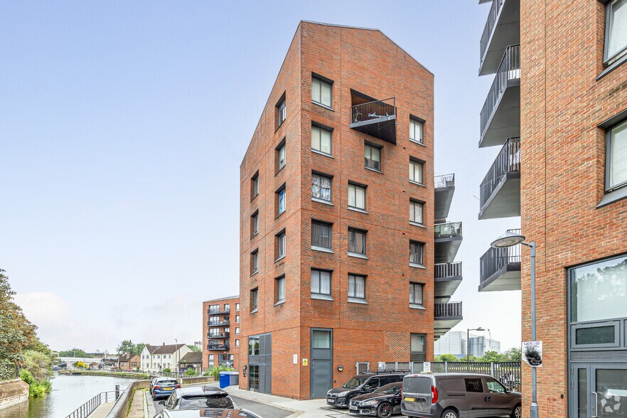 18 Gillender St, London for sale - Building Photo - Image 2 of 6