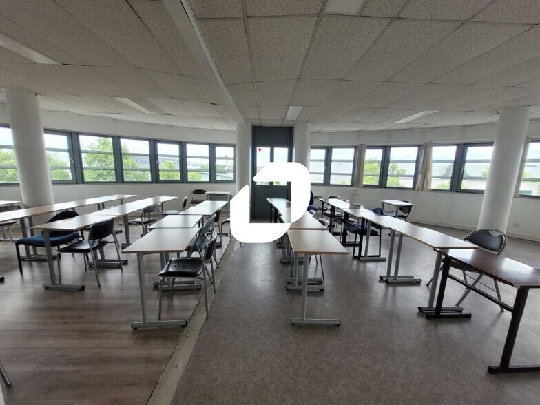 Flex in Poissy for lease - Building Photo - Image 1 of 18