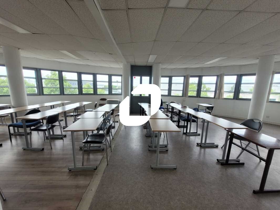 Flex in Poissy for lease Building Photo- Image 1 of 19