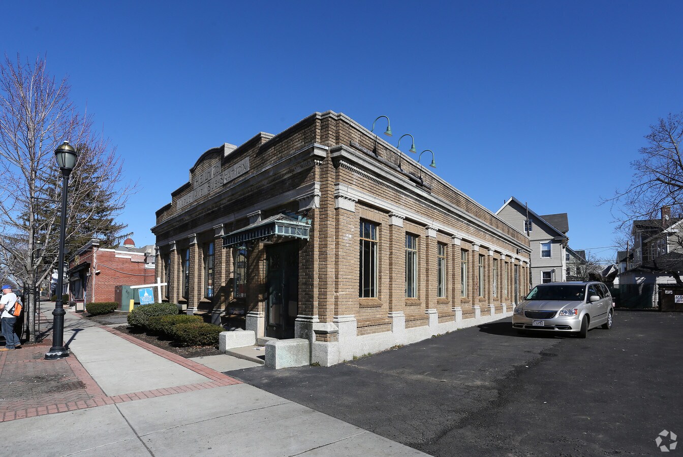 686 Maple Ave, Hartford, CT 06114