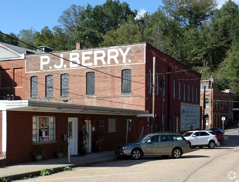226 Main St, Sutton, WV for lease - Building Photo - Image 2 of 9