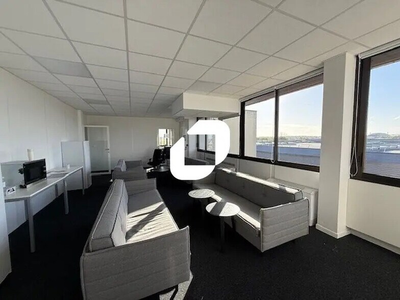 Office in SAINT-OUEN-L'AUMONE for lease - Interior Photo - Image 2 of 18