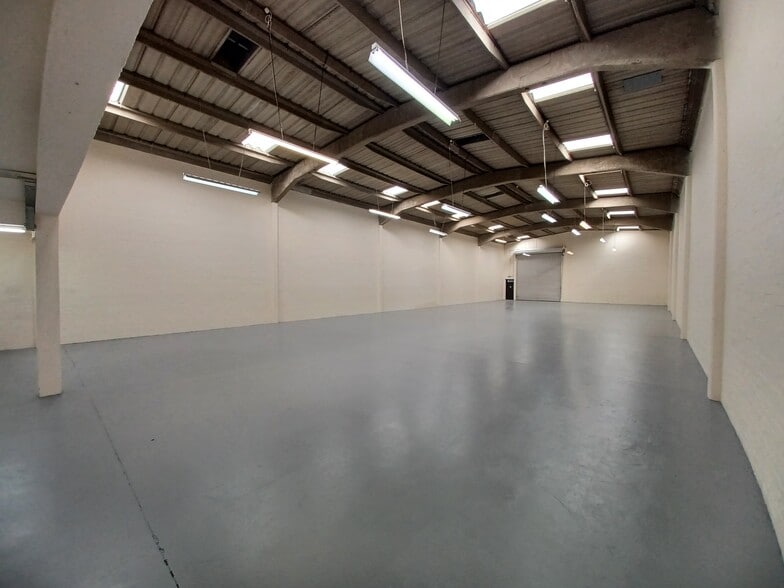 33 Wates Way, Mitcham for lease - Interior Photo - Image 3 of 5