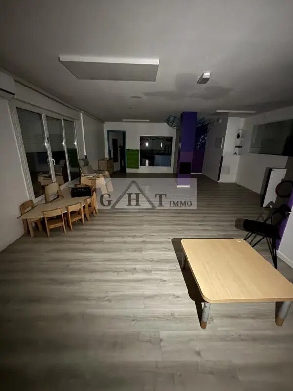 Retail in Créteil for lease Building Photo- Image 1 of 9