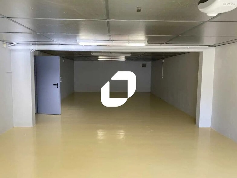 Flex in Pierrelaye for lease - Interior Photo - Image 2 of 6