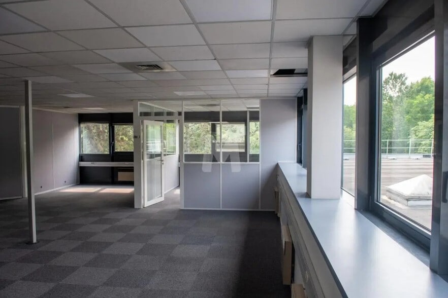 Flex in Villebon-sur-Yvette for lease - Interior Photo - Image 3 of 9