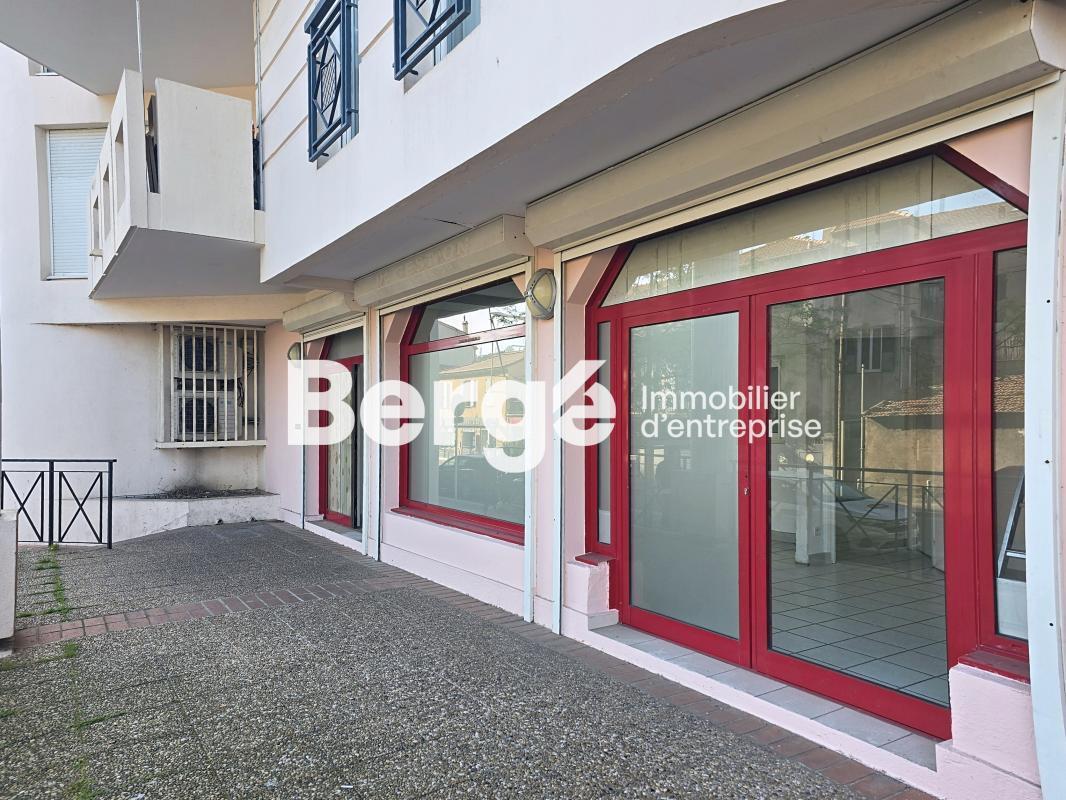 Retail in CANNES-LA-BOCCA for lease Building Photo- Image 1 of 12