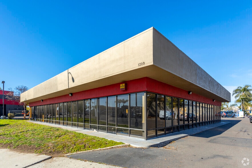 1300 E Valley Pky, Escondido, CA for lease - Primary Photo - Image 1 of 4
