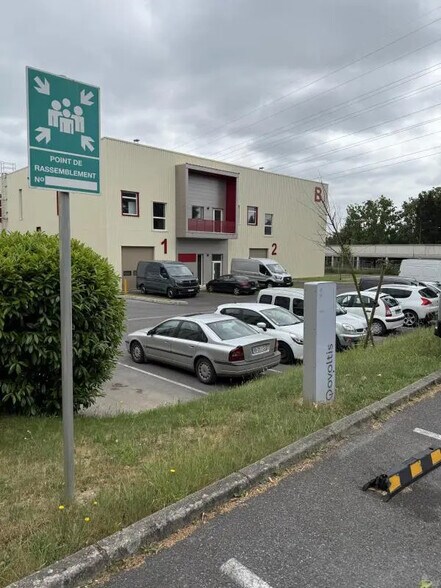 Industrial in Pontoise for lease - Building Photo - Image 2 of 9