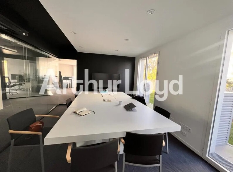 Office in Caen for lease - Interior Photo - Image 3 of 5