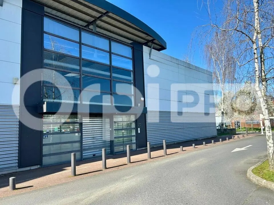 Retail in Mennecy for lease Building Photo- Image 1 of 5