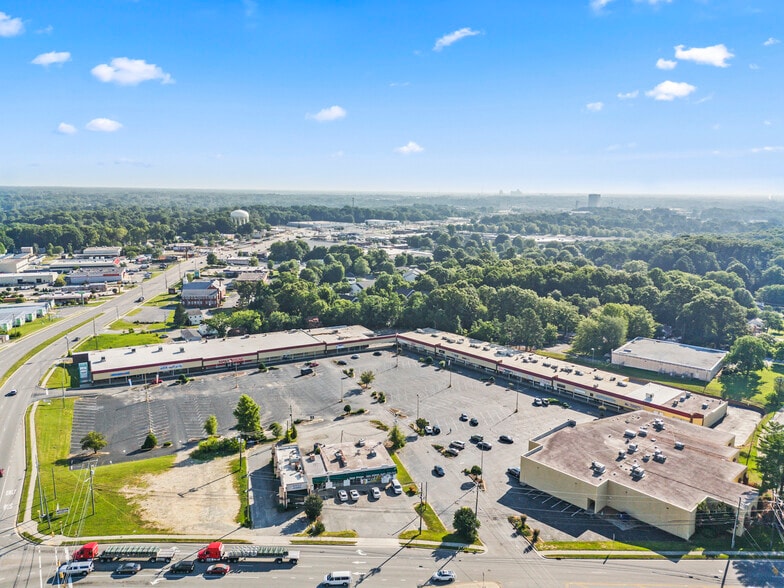 4605-4625 High Point Rd, Greensboro, NC for lease - Building Photo - Image 1 of 6