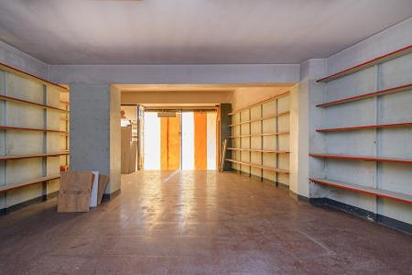 Plaça de la Reforma, Manresa, BAR 08241 - - - Interior Photo - Image 1 of 4