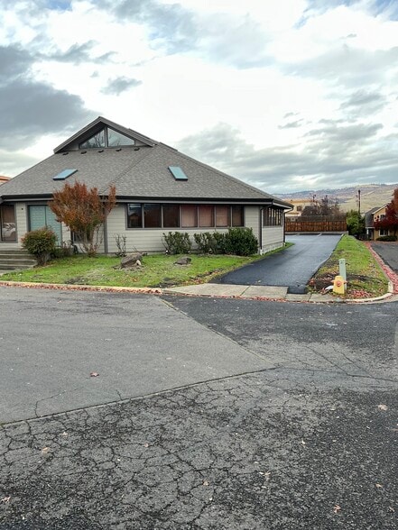 400 Williamson Way, Ashland, OR for sale - Building Photo - Image 3 of 24