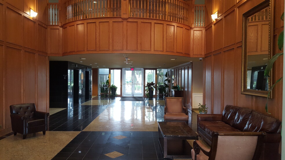 1607 E Big Beaver Rd, Troy, MI for lease - Lobby - Image 2 of 16