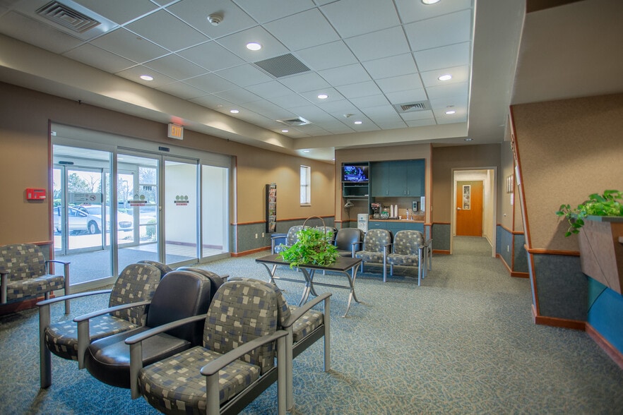 2734 N Woodlawn Ave, Wichita, KS for sale - Lobby - Image 2 of 14