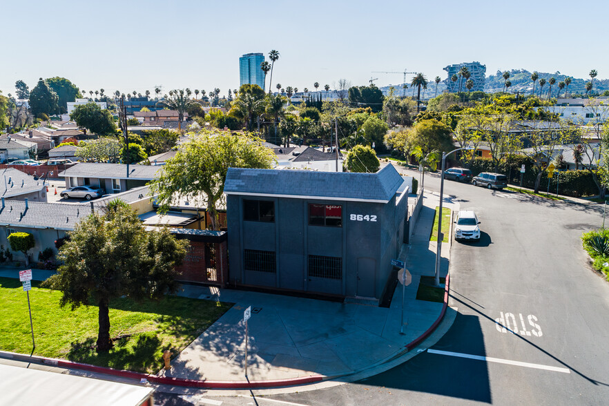 8642 Venice Blvd, Los Angeles, CA for sale - Building Photo - Image 1 of 1