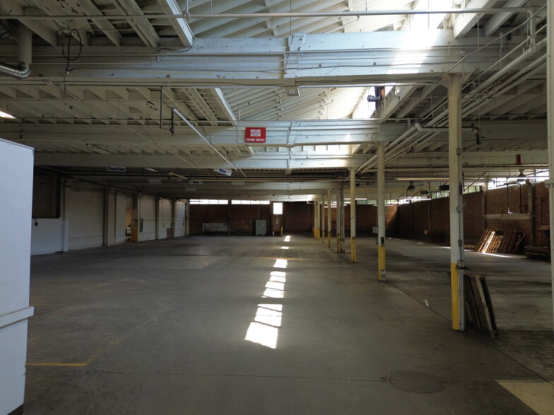 1011 SE Oak St, Portland, OR for lease - Building Photo - Image 3 of 22