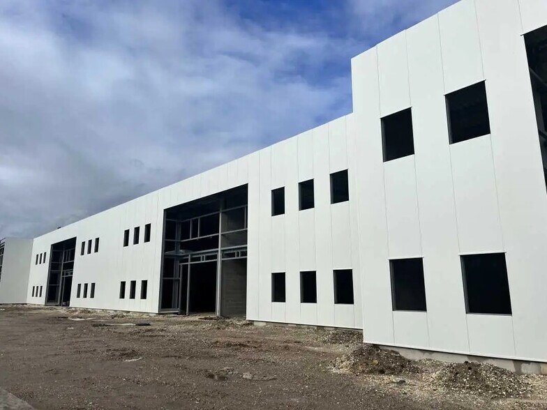 Flex in SAINT-JEAN-D'ILLAC for lease - Building Photo - Image 3 of 10