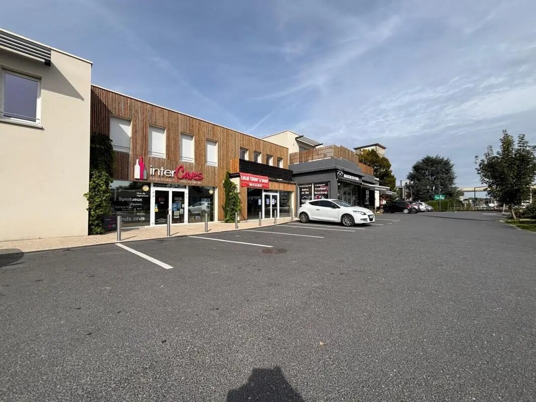 Retail in Clairoix for lease Building Photo- Image 1 of 6