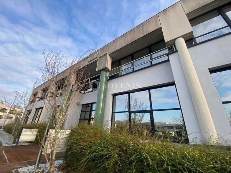 Office in Villejust for lease - Building Photo - Image 1 of 5