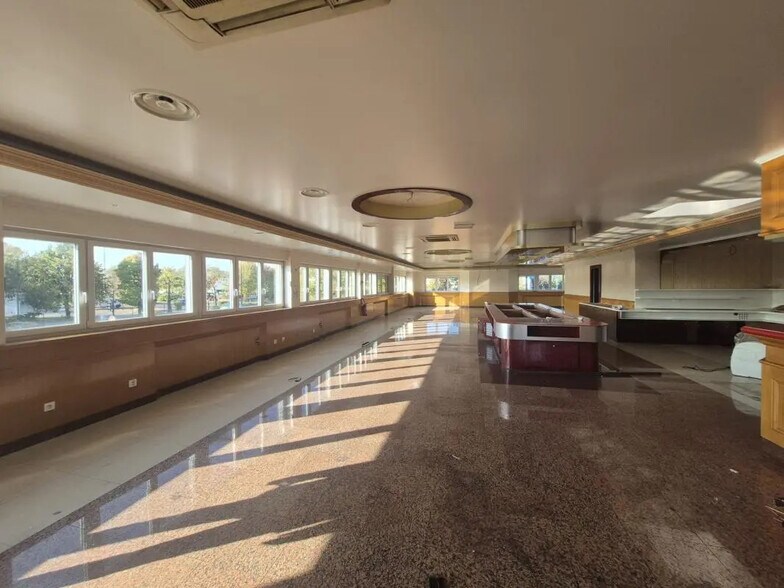 Retail in Sartrouville for lease - Interior Photo - Image 2 of 4