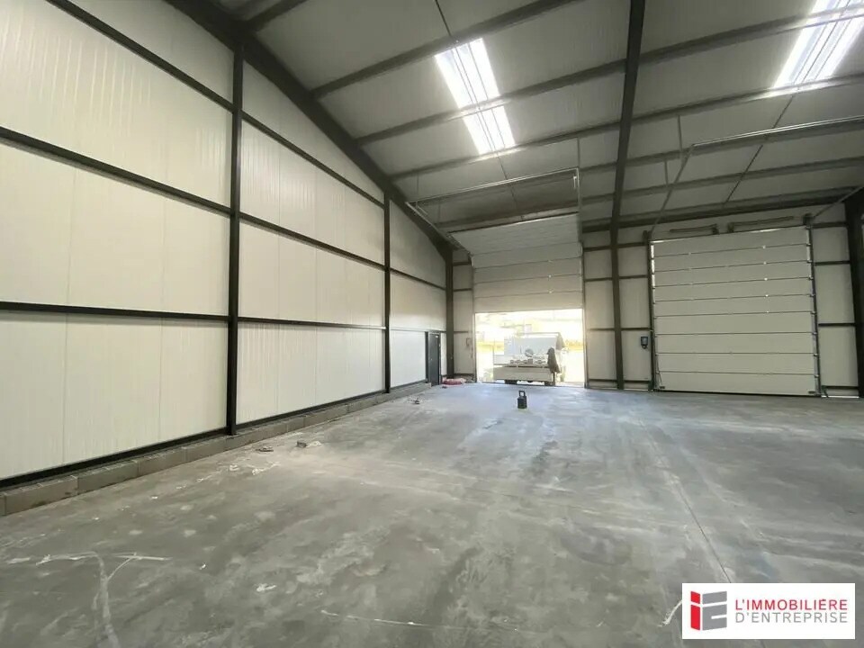 Location Local d'activités 250 m² - Photo 1
